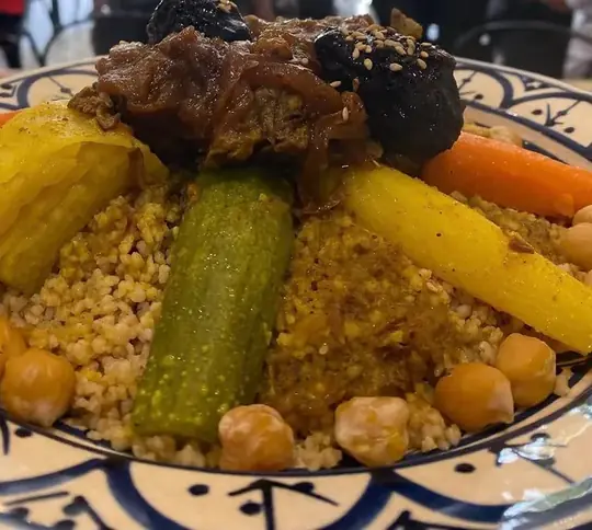 Couscous garni de légumes, pois chiches et viande confite aux pruneaux.