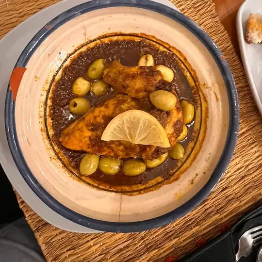 Tajine de poulet aux olives et au citron confit.