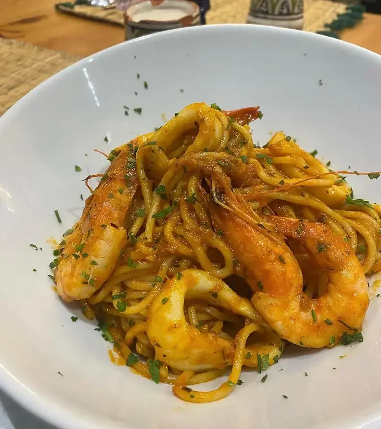 Pâtes aux fruits de mer, gambas et calmars dans une sauce safranée.