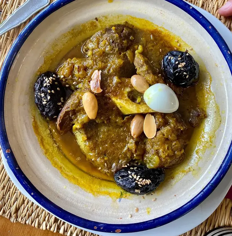 Tajine de viande aux pruneaux, amandes et œuf.
